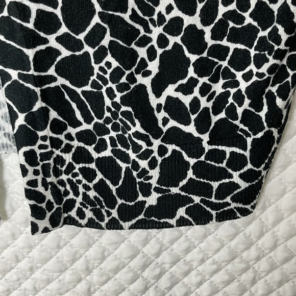 Jones New York B&W Giraffe print 1-button cardigan. Size Med. - Picture 7 of 9